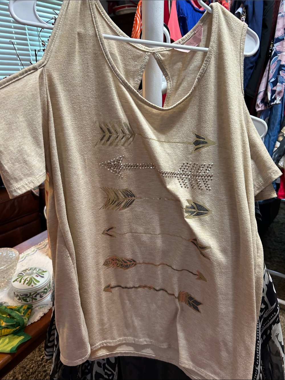SJS Beige Cold-Shoulder Tee with Metallic Arrow Accents Size 3X
